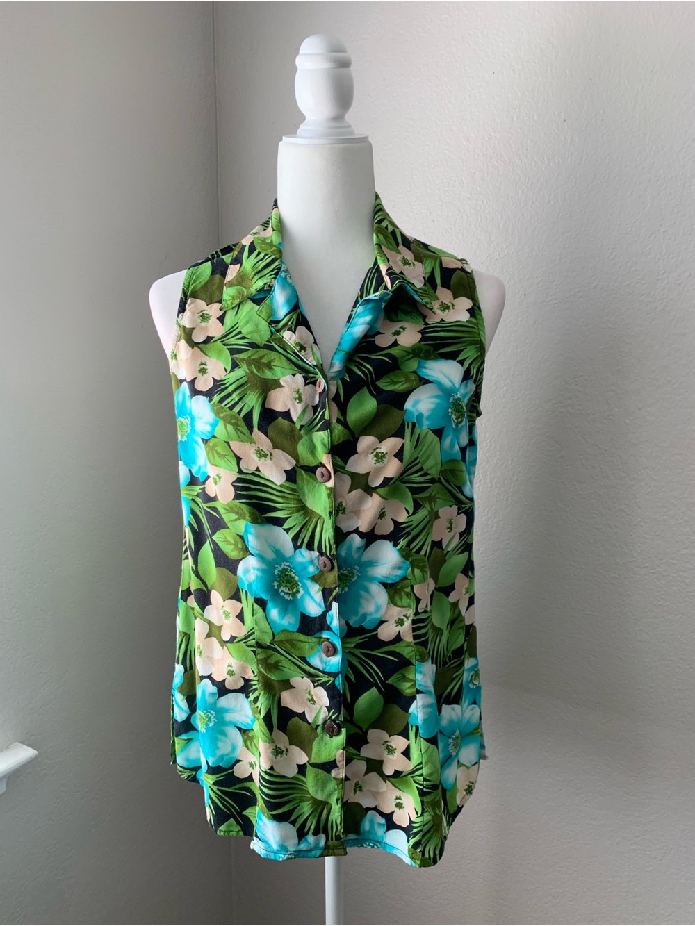 croft & barrow Sleeveless Floral uButton-Up Top in Teal, Green & Cream